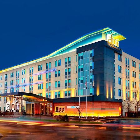 Отель Aloft Montreal Airport Дорваль Экстерьер фото