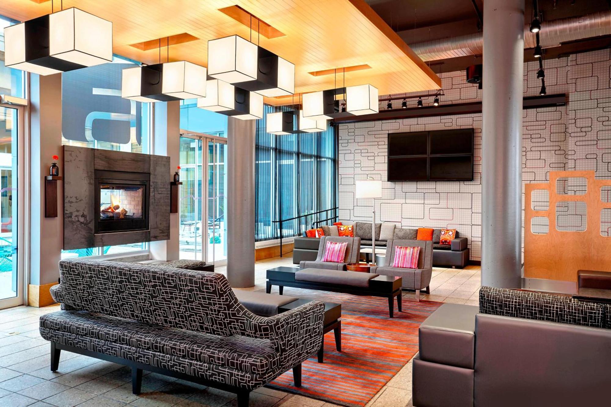 Отель Aloft Montreal Airport Дорваль Экстерьер фото