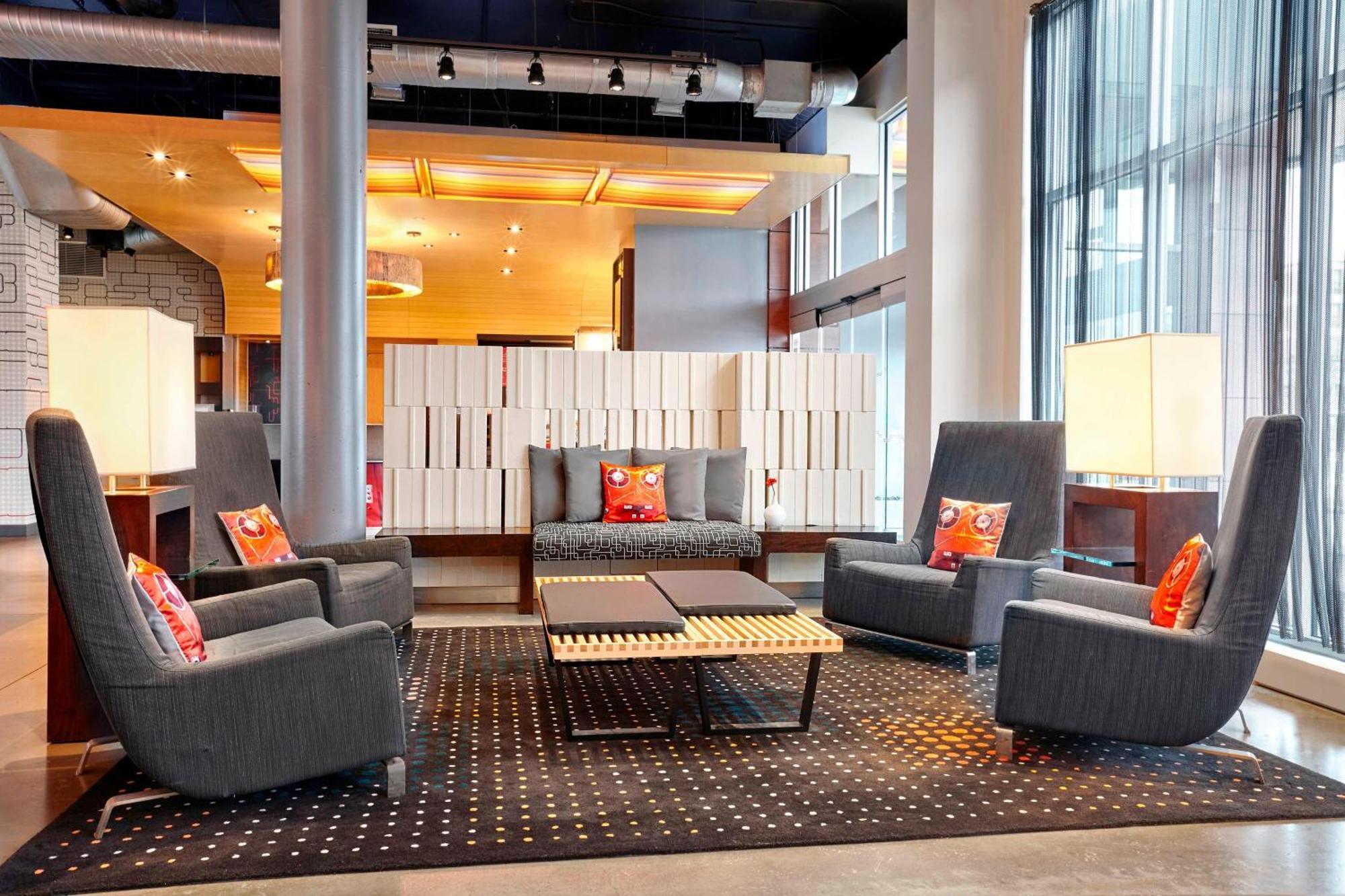 Отель Aloft Montreal Airport Дорваль Экстерьер фото