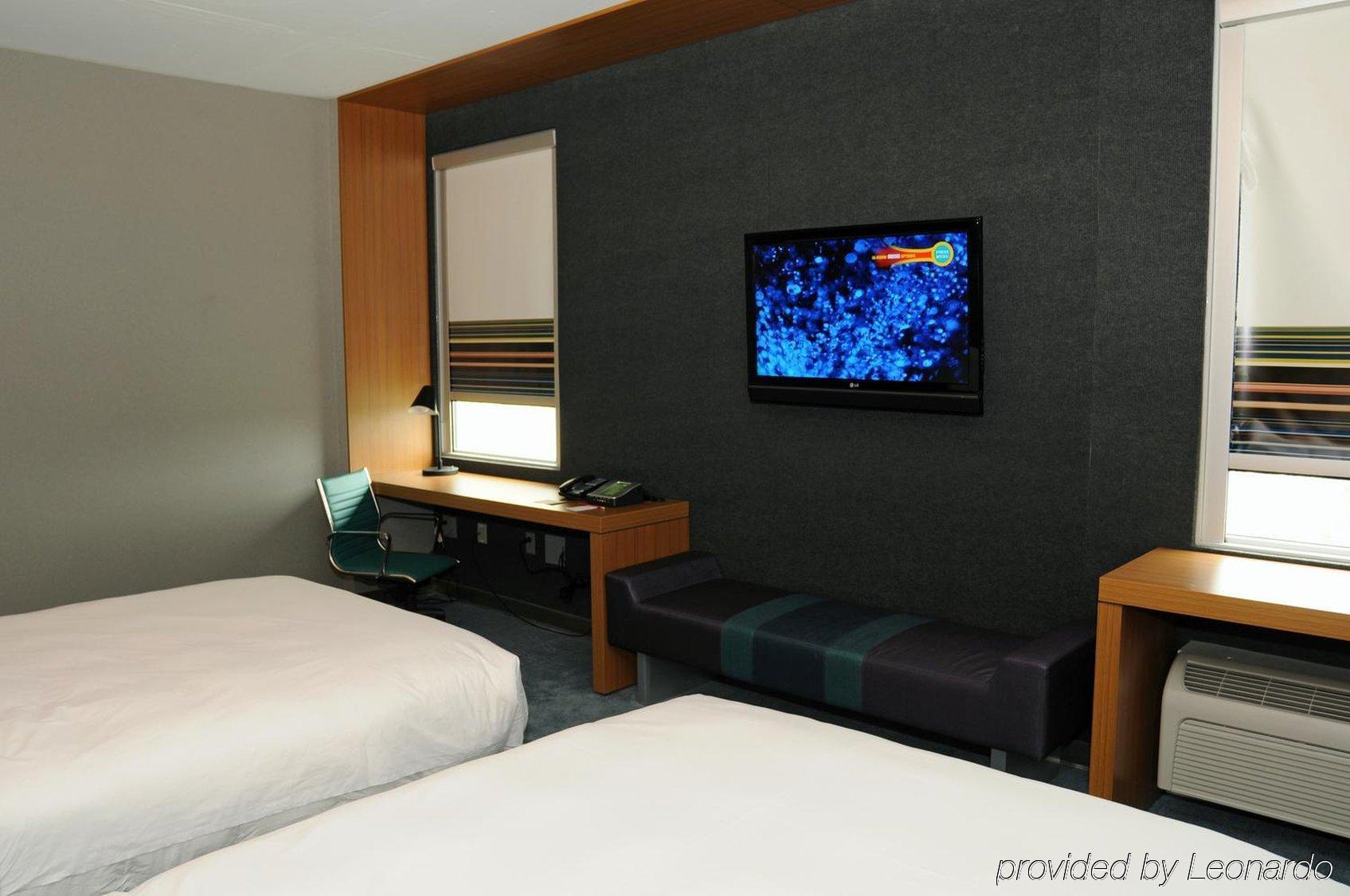 Отель Aloft Montreal Airport Дорваль Экстерьер фото