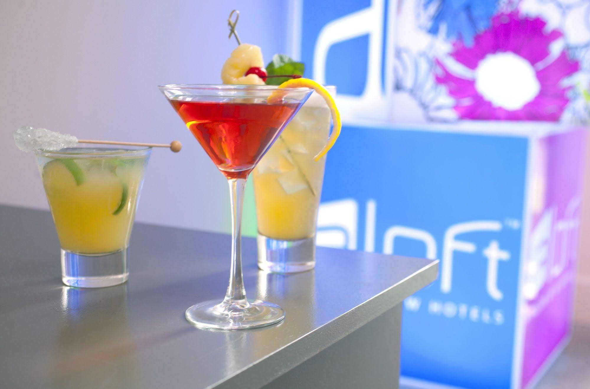 Отель Aloft Montreal Airport Дорваль Экстерьер фото